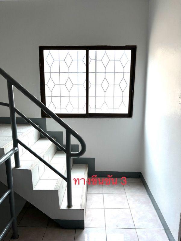 ให้เช่าอาคารพาณิชย์ 3 ชั้นครึ่ง หมู่บ้านรุ่งกิจวิลล่า7 ถนนร่มเกล้า42 เขตลาดกระบัง จังหวัดกรุงเทพ  10