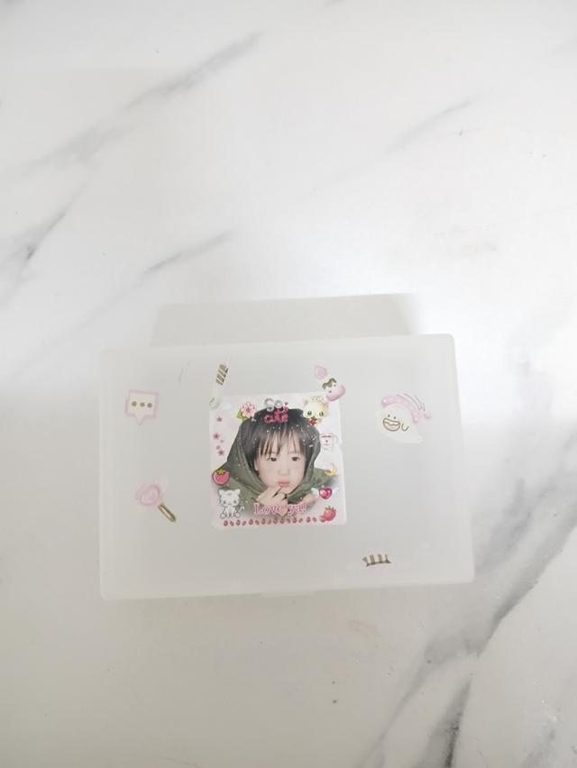 กล่องเก็บของสีขุ่นมีสติเกอร์