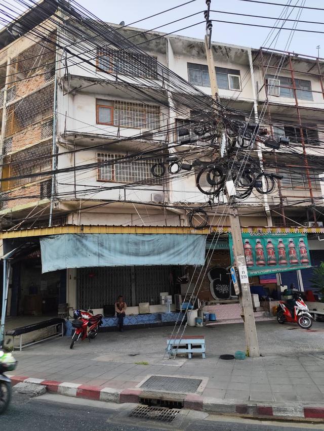 Sale and Rent Shophouse 4.5 storey no car park main road closed BTS Yellow Line ขายและให้เช่าตึกแถว แยกอุดมสุข 4