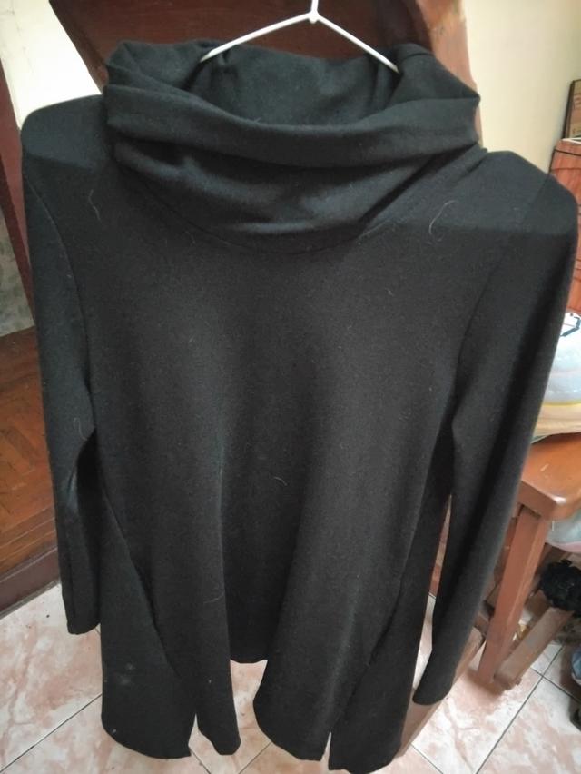 เสื้อคลุมคอสีดำแขนยาวคลุมตัว