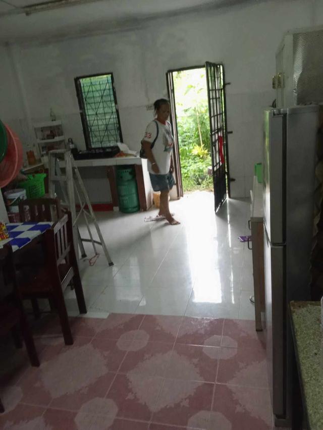 ขายด่วนทาวน์เฮ้าส์ชั้นเดียว บ้านอยู่ด่านนอกสะเดา อ.สะเดา จ.สงขลา ใกล้ศุลกากรสะเดา ซอยธนพัฒน์ 2 2 ห้องนอน 1 ห้องน้ำ 1 ห้องครัว ราคา 800000 บาท 6