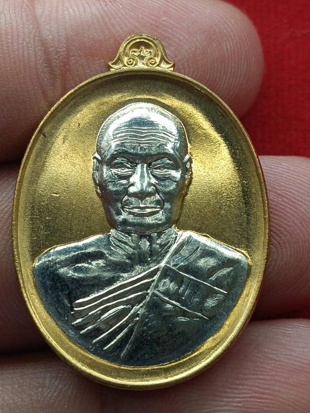 เหรียญเจริญสุข หลวงพ่อแสวง วัดลาดปลาดุก จ.นนทบุรี ปี พ.ศ.2559 เนื้อทองสัตตะสอดไส้อัลปาก้า (กรรมการ) รูปย่อยที่ 3
