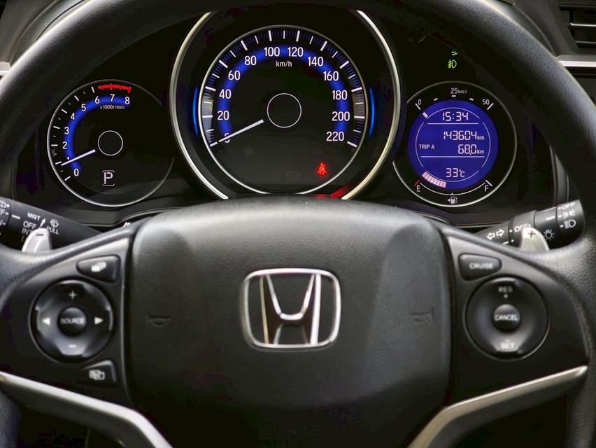 HONDA  JAZZ GK 1.5 SV Top Y2015. สีเหลือง ออโต้  17