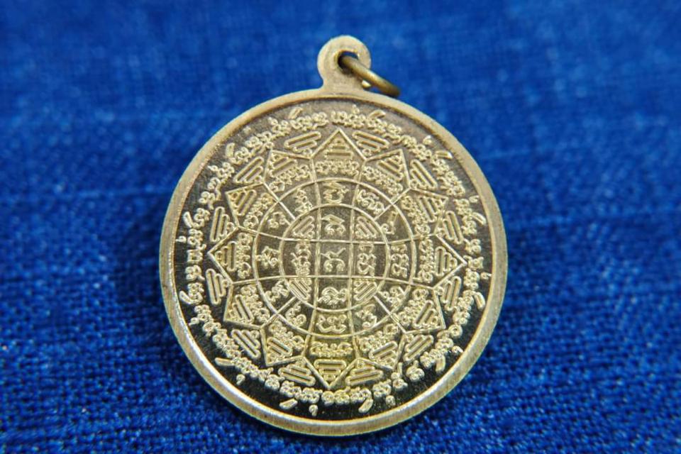 รุ่นแรงครู ปี60 บูชา690บาท เนื้อทองฝาบาตร
เหรียญกลมหลังยันต์มงกุฎพระพุทธเจ้า
เลข480 รับประกันแท้0895202136  3