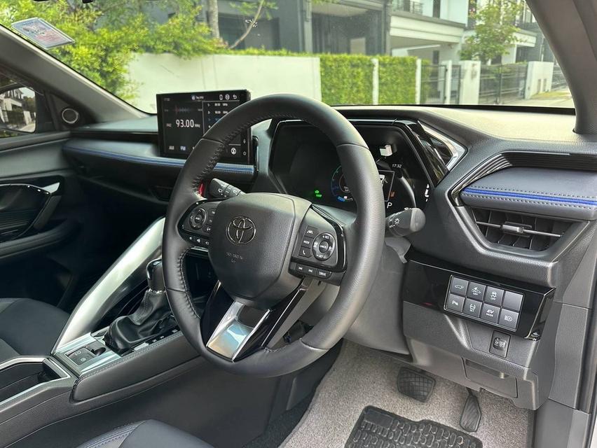 TOYOTA YARIS CROSS HYBRID PREMIER LUXURY หลังคาแก้ว (รุ่น TOP สุดของรุ่น) สีเทา รถปี 2024 รถมือเดียวตั้งแต่ป้ายแดงประวัติศูนย์ TOYOTA ทุกระยะ รูปที่ 8