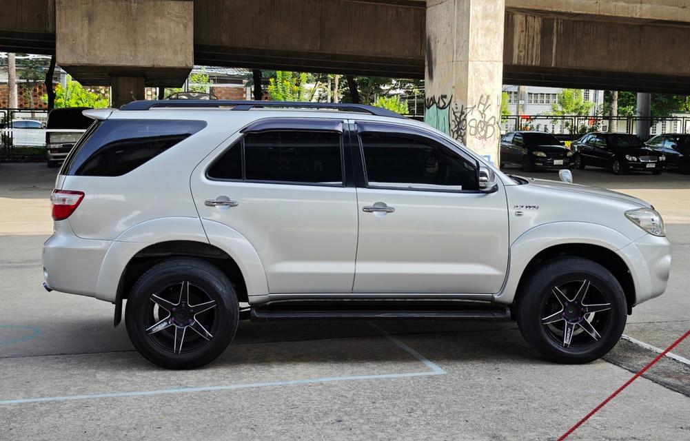 Toyota Fortuner 2.7 V Auto ปี 2011 4