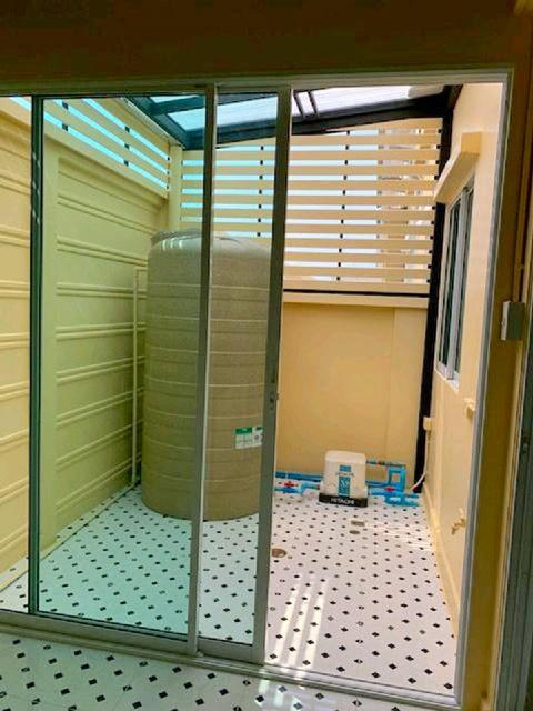 รถไฟฟ้าสายสีม่วง MRT คลองบางไผ่ 3.3 กม.ให้เช่าทาวน์เฮาส์ 2 ชั้น 19 ตร.วา.150 ตร.ม. . วิวสวน 3 นอน 2 น้ำ ตลาดสมบัติบุรี 1 6