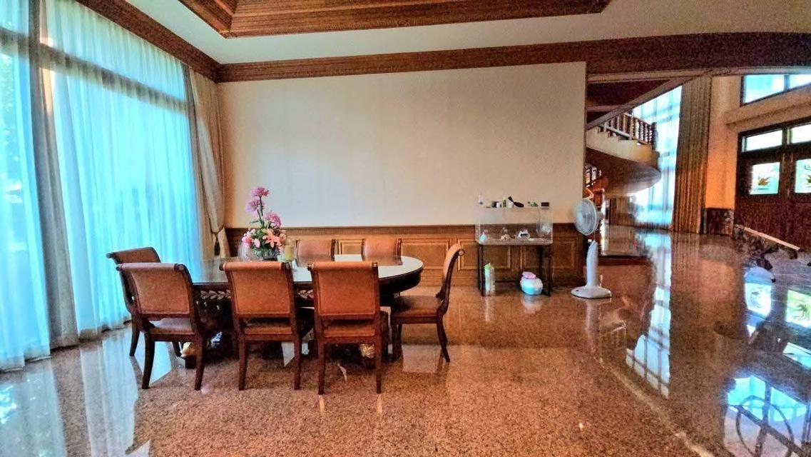 Luxury home For Sale A luxurious mansion in downtown Sriracha. 16