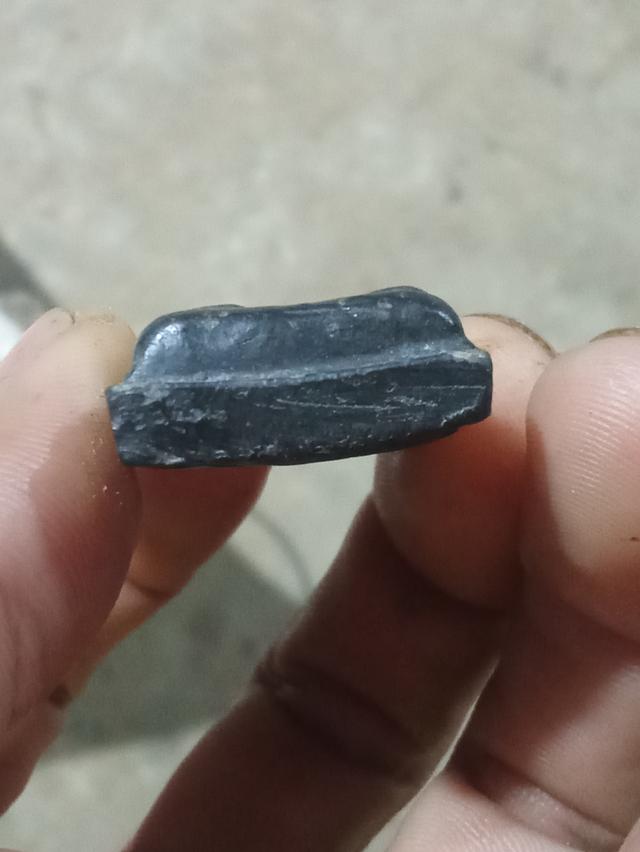 รายละเอียด   พระเนื้อผงดำ พระสมเด็จพุฒาจารย์โต พรมรังษี วัดระฆัง ด้านหลัง รัชกาลที่5 สลัก จ.ป.ร 113 ปี2411 แท้หายากครับ 2