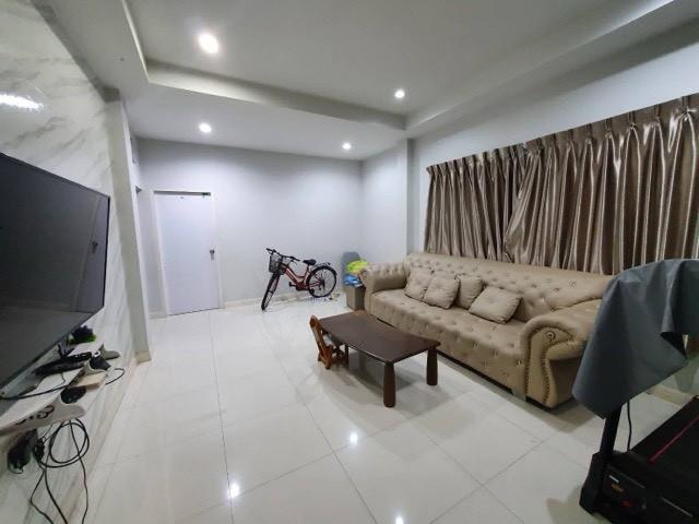 ให้เช่าบ้านเดี่ยว 2 ชั้น พร้อมเฟอร์นิเจอร์ ซอยเสรีไทย 26 ใกล้เดอะมอลล์ บางกะปิ สถาบันบัณฑิตพัฒนบริหารศาสตร์ NIDA จอดรถได้ 3 คัน 3