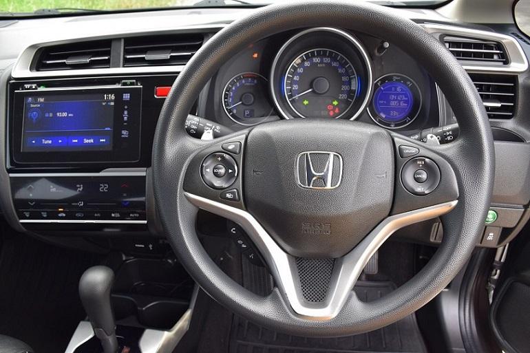 ขับสนุกวัยรุ่นชอบ / ฟรีดาวน์ HONDA JAZZ 1.5SV โฉมGK สีเทากัล /ออโต้ จอทัสกรีน เบาะหนังแท้ ครูสคอลโทล พุตสต๊าท /ประหยัดน้ำมัน /กล้องหลัง โทร0957401220 3