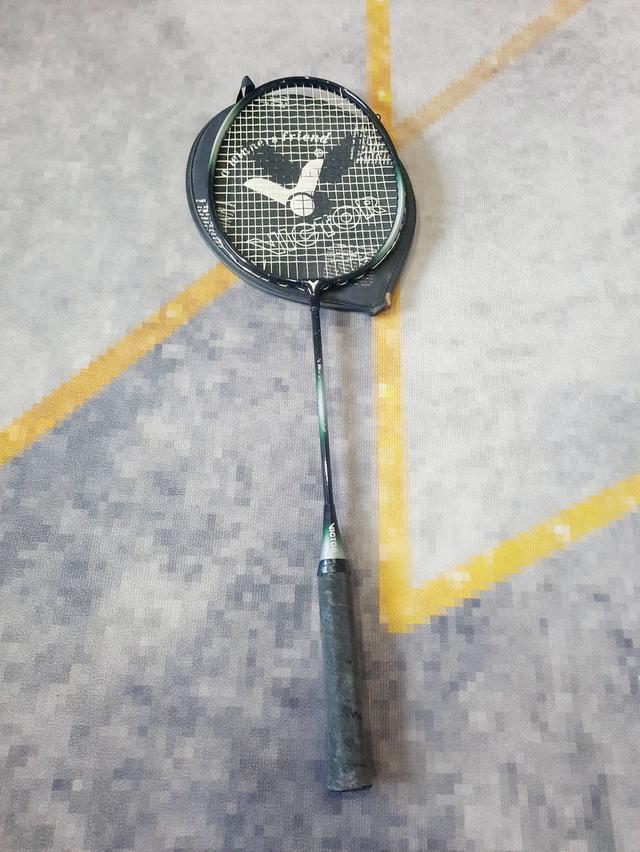 ขอขายไม้แบตมินตันของยี่ห้อ Victor รุ่น AL-8800 เป็นก้าน Super carbon graphite shaft มีน้ำหนักเบา ชั่งจริงได้ 97กรัม.made in Taiwan 