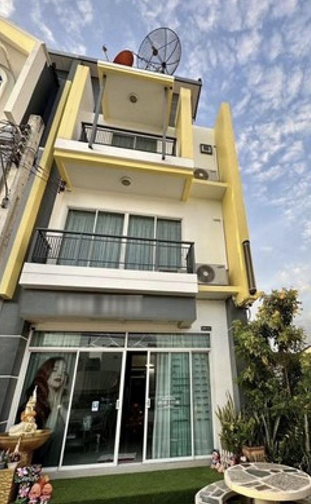 ขายบ้านทาวน์โฮมสามชั้นถนนนิมิตรใหม่13/2 1