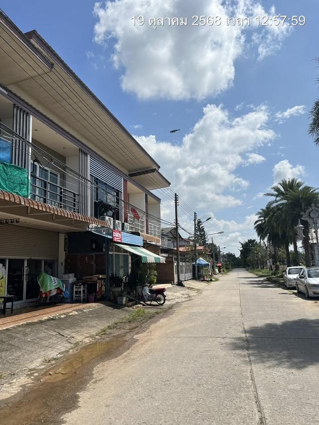 ขายอาคารพาณิชย์ 2 ชั้น ราคา 2,300,000- บาท (สองล้านสามแสนบาทถ้วน) ที่ตั้ง : ซอยข้าง ธ.กรุงไทย อ.ดอกคำใต้ จ.พะเยา พท. 19 ตารางวา 089-8530177(ต้อ) 5