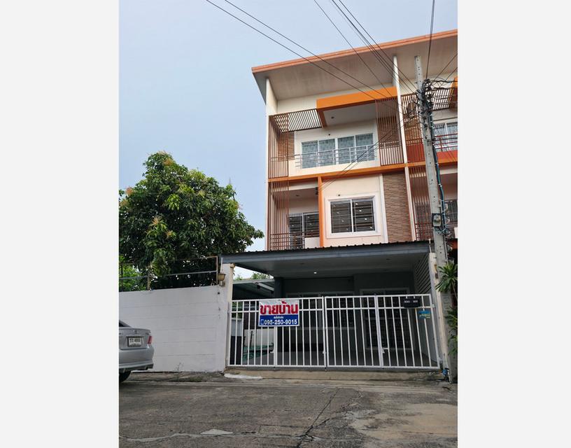 หมู่บ้านรัชธานี 10 ซอยคู้บอน 27 เขตบางเขน ทาวน์เฮ้าส์ 3 ชั้น แปลงมุม ติดสวน 49 ตร.วา 3 นอน 4 น้ำ 1