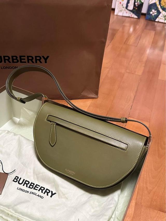 Burberry สีเขียวโอลีฟ อุปกรณ์ครบ 3