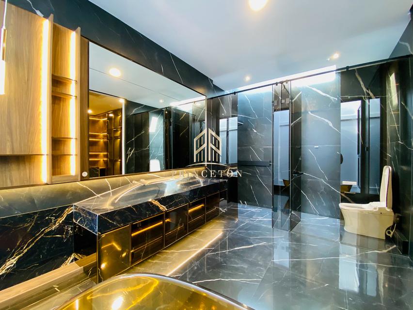 VIVE New Krungthep Kreetha Luxury 3-Storey Modern Home 16