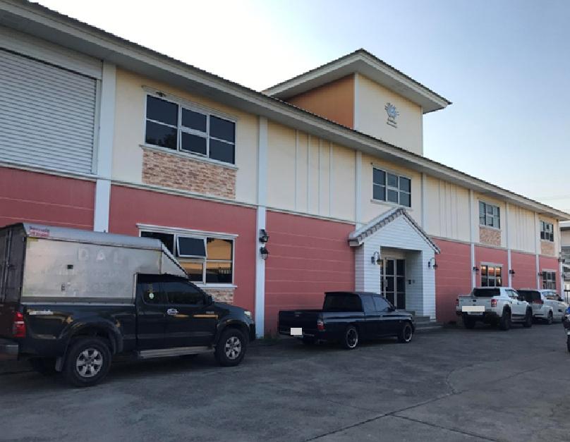 ให้เช่าโกดังพร้อมสำนักงาน 2 ชั้น / ทำเล พุทธมณฑลสาย 5 ซอย 4 เข้าออกได้หลายทาง เพชรเกษม หรือ อ้อมน้อย / พื้นที่ใช้สอยโกดัง 2 ชั้น 800 ตารางเมตร / ที่จอ 8