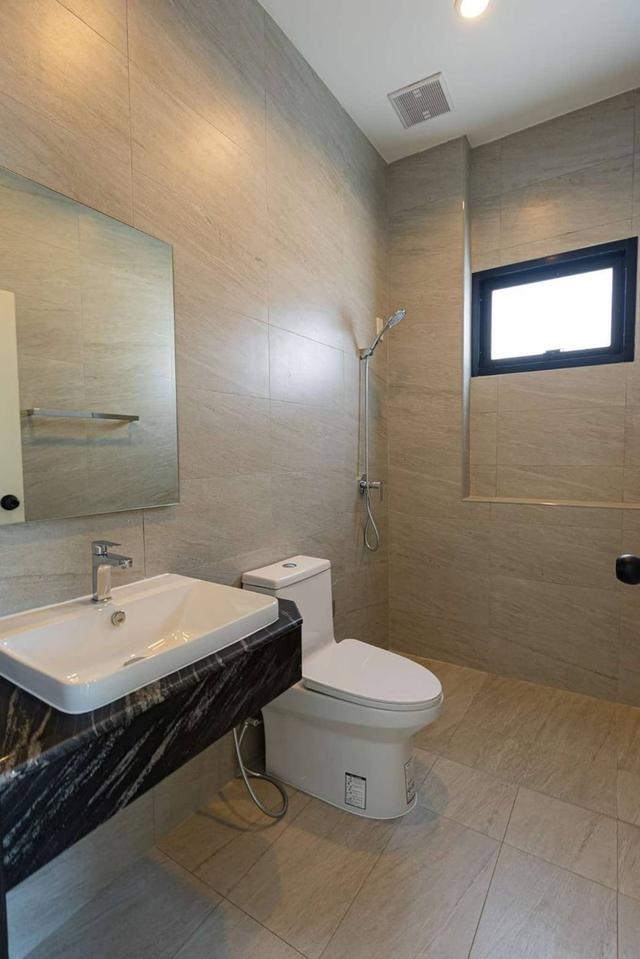 ขายบ้านแฝดสร้างใหม่ พัทยากลาง ราคาเริ่มต้น 4.99 ล้าน หน้าบ้านกว้าง 3 นอน 3 น้ำ พื้นที่ใช้สอยเยอะ 12