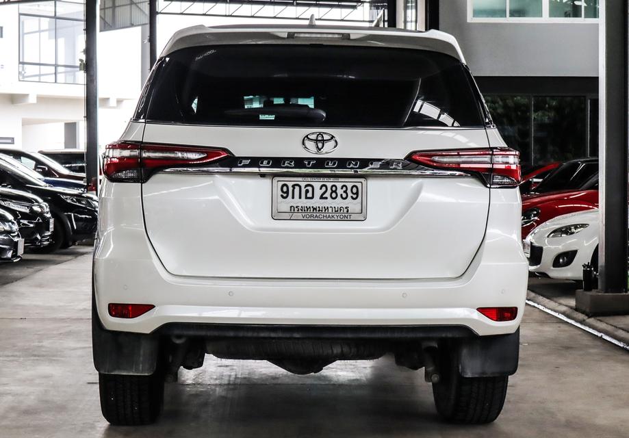 ขาย TOYOTA FORTUNER 2.4 V ปี 2021 ไมล์แท้ 30,000 กม.