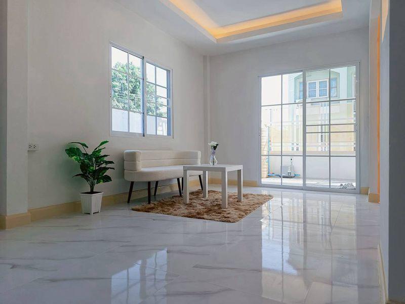 หมู่บ้านบัวทองธานีพาร์ค  (ตรงข้ามสมบัติบุรี) นนทบุรีทาวน์เฮาส์ 2 ชั้น หลังมุมใน  มีพื้นที่ระเบียงนั่งพักผ่อนหรือจัดสวนเล็กๆ ได้ ตกแต่งใหม่พร้อมอยู่ 3