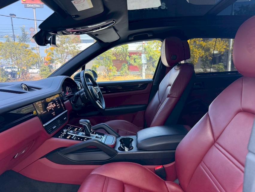 รหัสรถ KPV53 2021 Porsche Cayenne E-Hybrid SUV สีดำ ภายในแดง รูปที่ 16