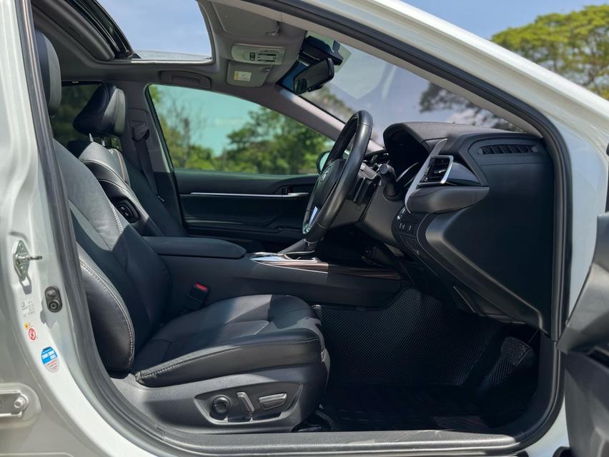 TOYOTA. CAMRY  Sedan 4dr SA 8sp FWD 2.5 G  Y2020. สีขาว 16