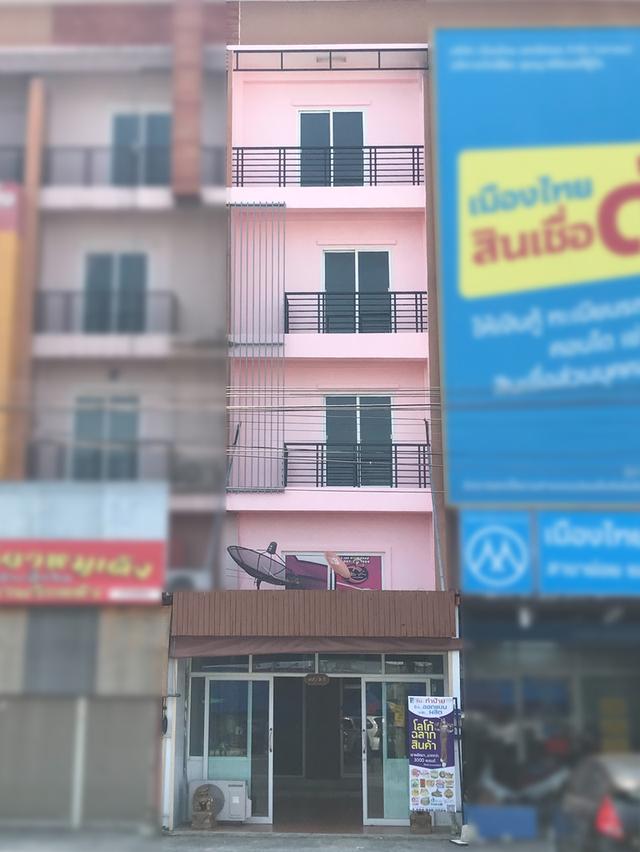 อาคารพาณิชย์ 4 ชั้น + ชั้นลอย + ชั้นดาดฟ้า อยู่ ซอยกรมที่ดิน บางบัวทอง 1