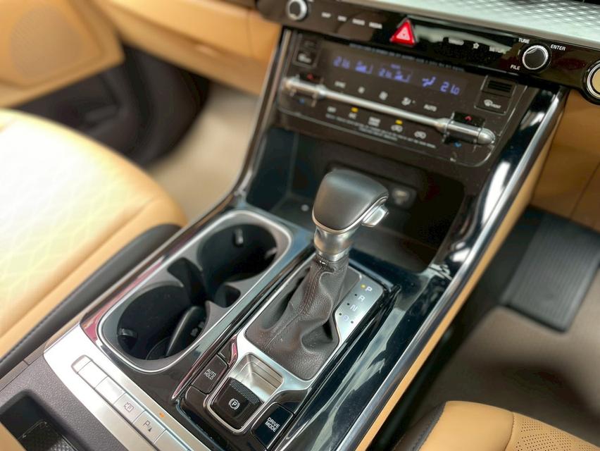 KIA GRAND CARNIVAL 2.2 EX 2021  โฉม ปี21-ปัจจุบัน สีดำ เครื่องดีเซล 13