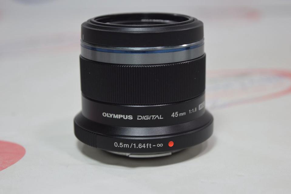 ขาย เลนส์ OLYMPUS M.Zuiko 45mm f1.8 สีดำ ไร้รอยขนแมว พร้อมฝาหน้า-หลัง แถมฟิวเตอร์ 4