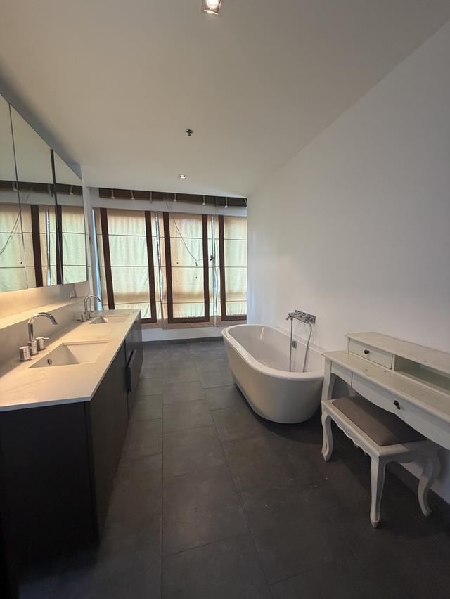 Owner Post ขายคอนโดห้องเปล่า พื้นที่ 180.1 ตร.ม. เป็นห้องเดียวที่ปล่อยขายในโครงการ The Lofts Yennakart 6