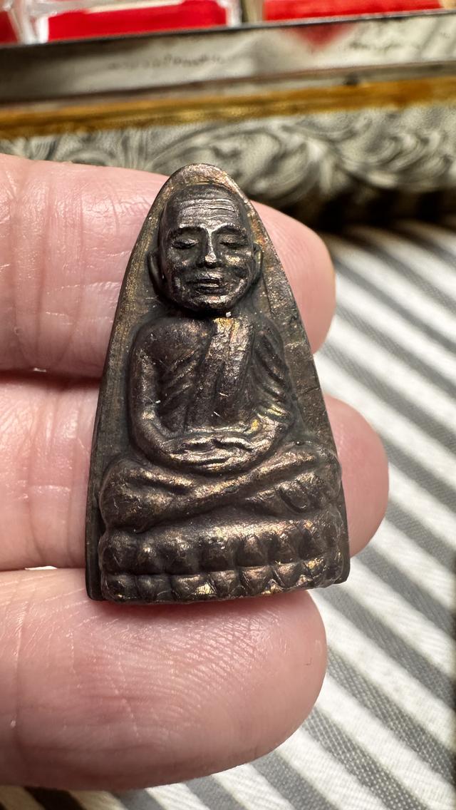 ของ พระหลวงปู่ทวด วัดช้างให้ เตารีดหลังหนังสือ