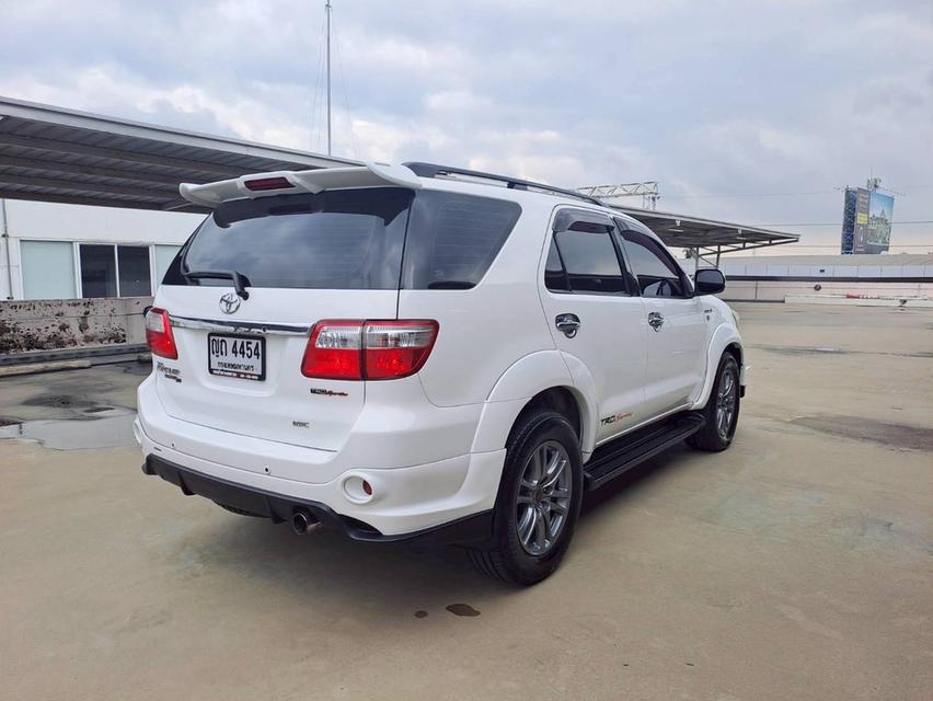 Toyota Fortuner 3.0 V รุ่น TRD Sportivo 4WD รุ่นท็อป ปี2011 สีขาว