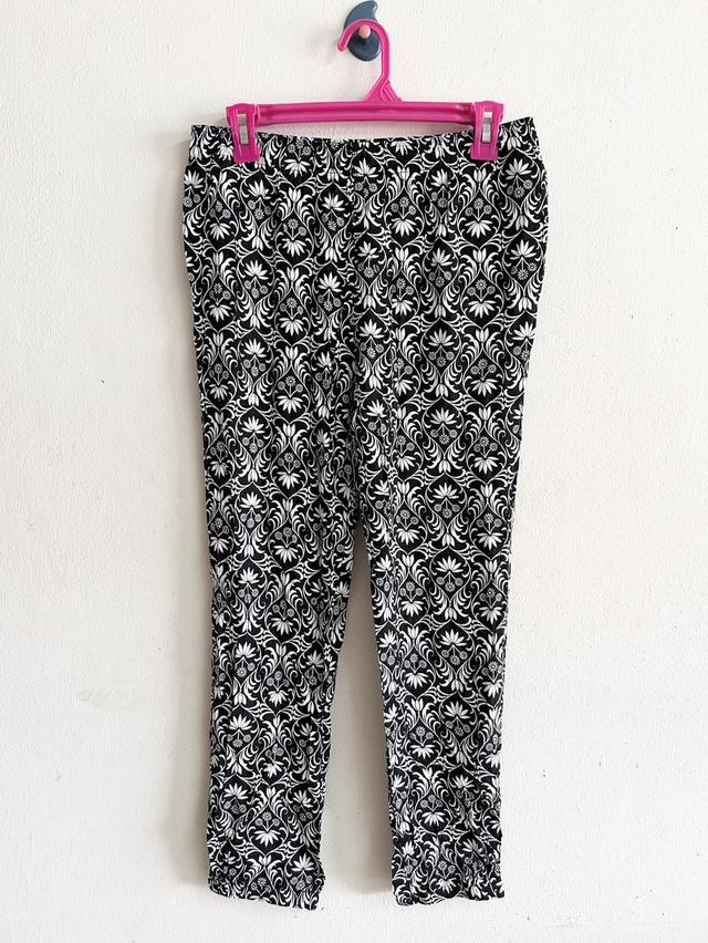 ยุนิM กางเกงขาจั๊มหญิงเอวยืดสีดำลาย 2