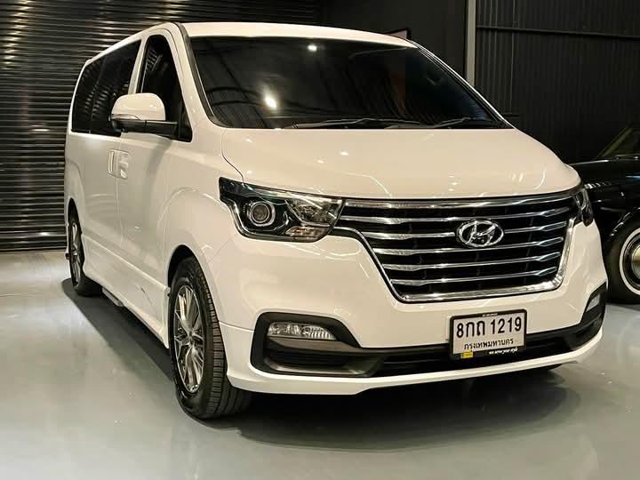 Hyundai H-1 สีขาว 7