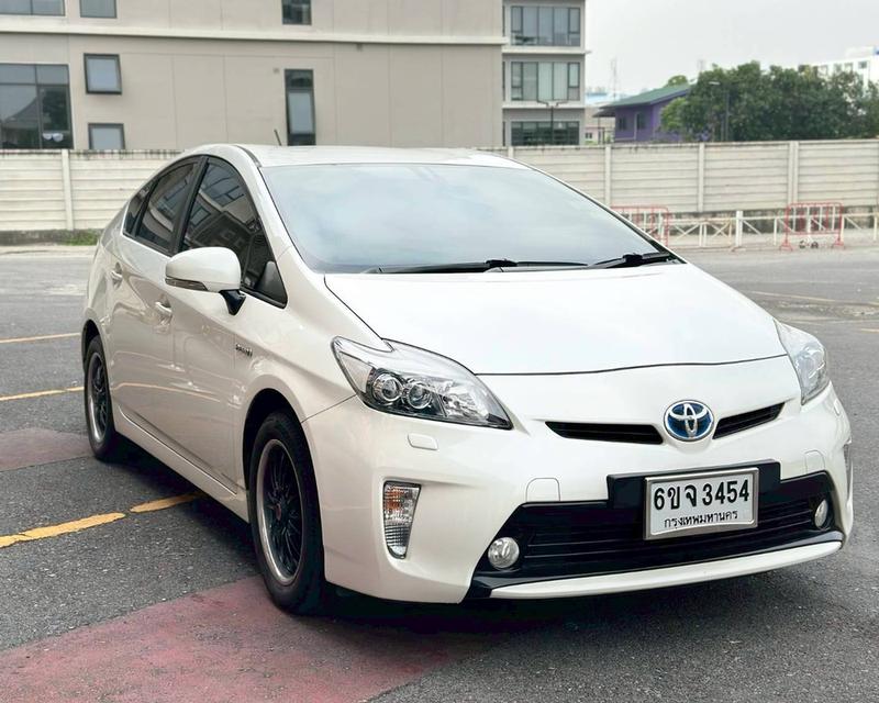 Toyota Prius 1.8 Hybrid เกียร์ออโต้ สีขาว ปี 2012 3