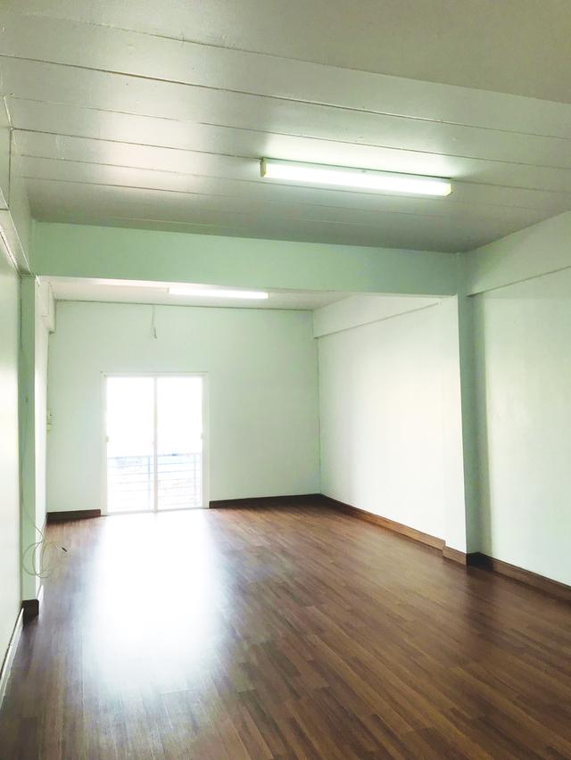 อาคารพาณิชย์ 4 ชั้น + ชั้นลอย + ชั้นดาดฟ้า อยู่ ซอยกรมที่ดิน บางบัวทอง 7