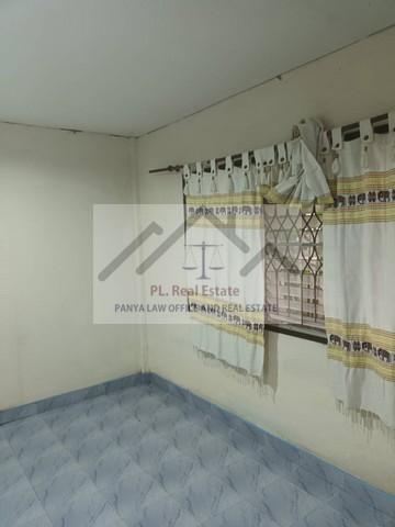 ขายที่ดินแปลงมุม 74 ตารางวาพร้อมสิ่งปลูกสร้างย่านเสรีไทย81 สวนสยามทาวน์เฮ้าส์ชั้นเดียว 2 หลัง มี 2 โฉนดแบ่งขายได้ 42 ตร.ว. และ 32 ตร.ว. 13