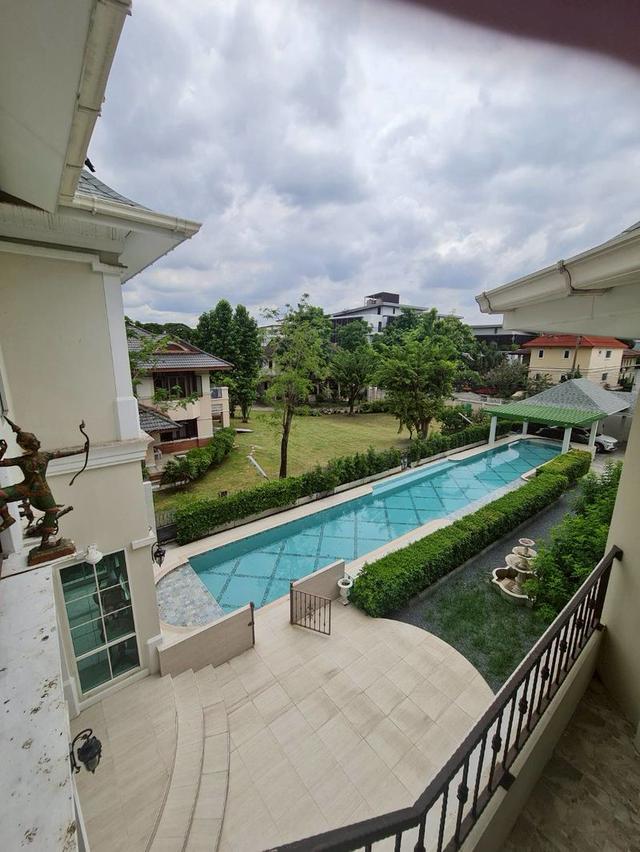 ให้เช่าบ้านหรูลาดพร้าว 124 พร้อมสระว่ายน้ำ 256 ตรวา ราคาดีทำเลดีติดต่อผึ้งรติ โทร 061-9419-639 3