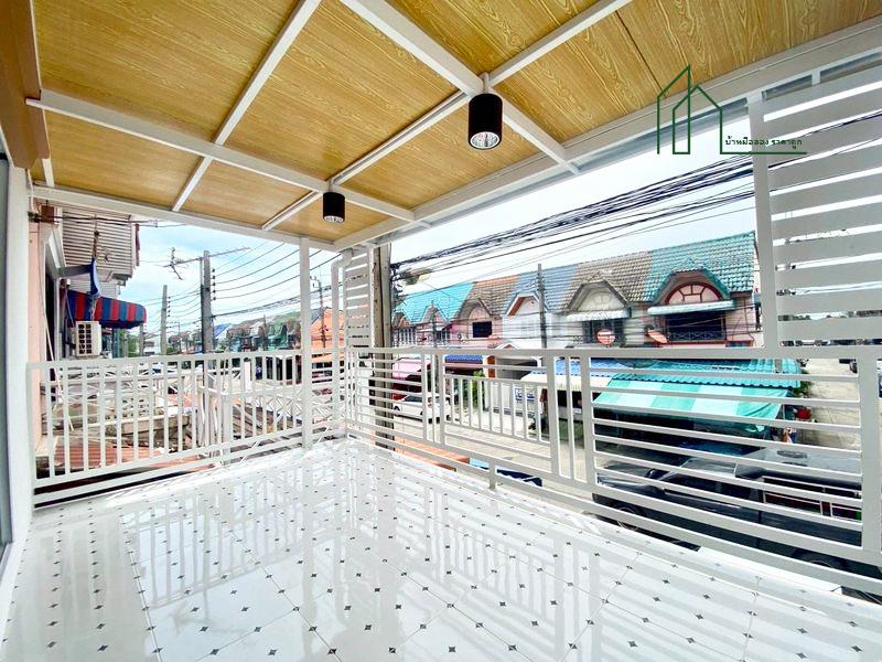 ทาวน์เฮาส์ 2 ชั้น หมู่บ้านมนวดี บางบัวทอง ถนนวัดลาดปลาดุก ถนนเมน ฟรีโอน 8