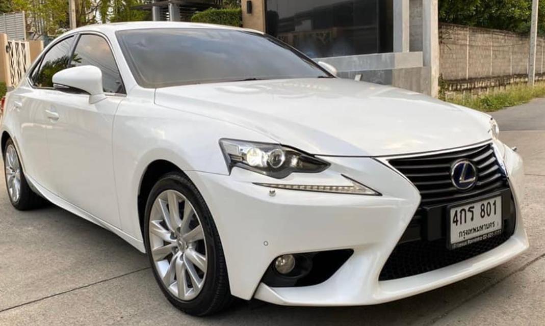 Lexus IS 300h สีขาวสภาพสวยๆ 2