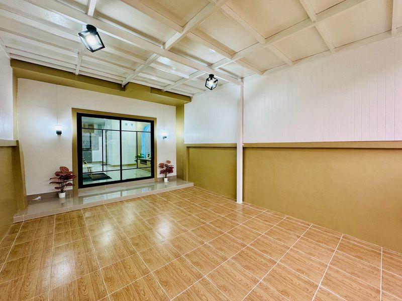 หมู่บ้านร่มเงาไม้  ถนนวัดลาดปลาดุกทาวน์เฮ้าส์ 2 ชั้น หลังมุม ถนนเมน ตกแต่งใหม่พร้อมอยู่  เปลี่ยนระบบไฟใหม่ทั้งหลัง /ค้าขายได้/เพิ่มพื้นที่ใช้สอย 3