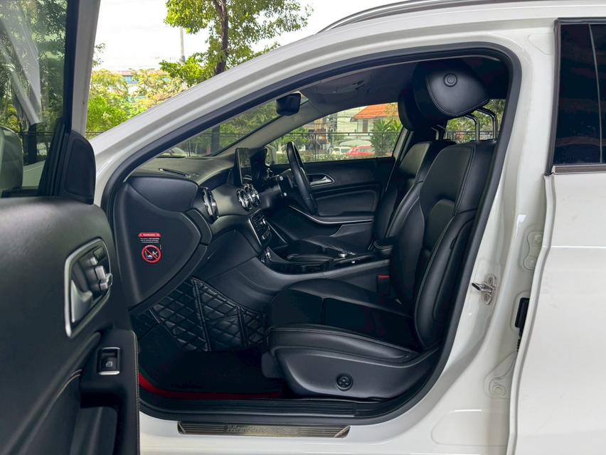 Mercedes-Benz GLA200 1.6 W156 Urban SUV AT ปี 2019  16