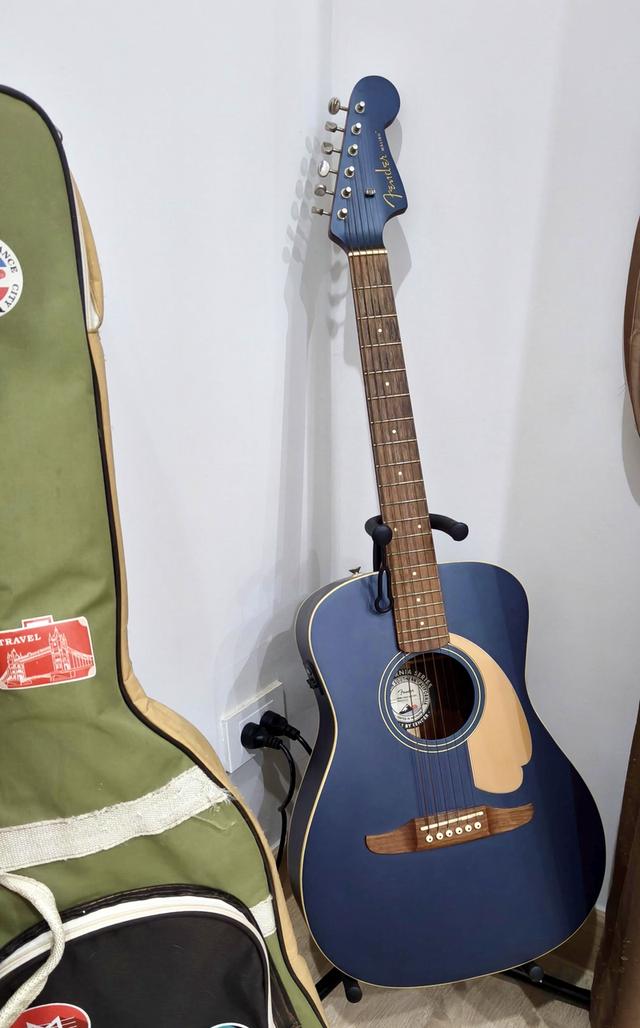 กีต้าร์โปร่งไฟฟ้า Fender Malibu player 1
