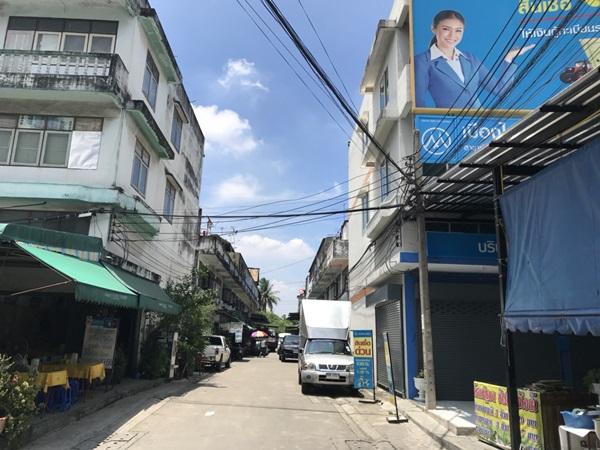 ขายที่ดิน ถนนพระราม2 ซอย28 แยก22 เขตจอมทอง กทม. พร้อมสิ่งปลูกสร้าง เป็นพื้นที่สีส้ม ขนาด 8 ไร่ 1 งาน 85 ตร.ว. โทร. 0814018666 5