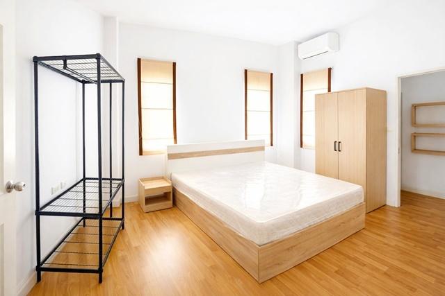 คฤหาสน์ บ้านเดี่ยวให้เช่า 3นอน โรงเรียนสาธิตพัฒนา 700ม. ซาฟารีเวิลด์ 900ม. 3น้ำ. 70 ตร.ว. 280 ตร.ม. 2ชั้น เฟอร์นิเจอร์คร 4