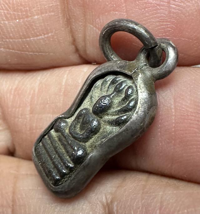 พระปิดตาเนื้อเมฆพัตร ล.ป.ใจ เลี่ยมเงิน