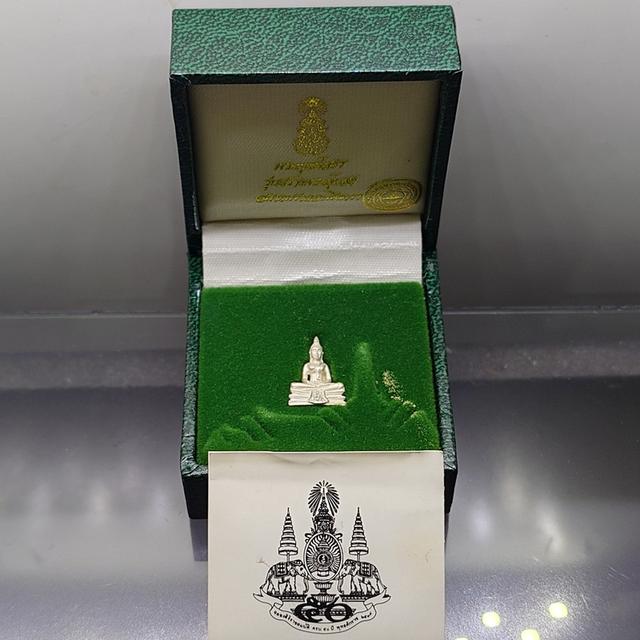 พระพุทธโสธร ภปร เนื้อเงิน พิมพ์เล็ก รุ่นสร้างพระอุโบสถ ปี 2539 พร้อมกล่องเดิม