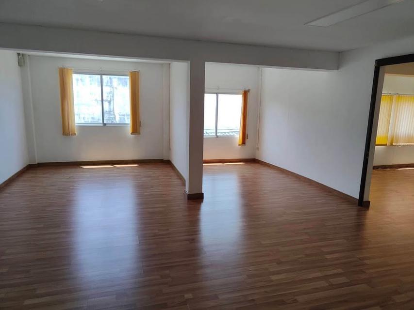 ขาย อาคาร ออฟฟิต 3 ชั้น ขายที่ดินพร้อมสิ่งปลูกสร้างและอุปกรณ์ ตกแต่งใหม่ ห้องประชุม  สำนักงาน 6