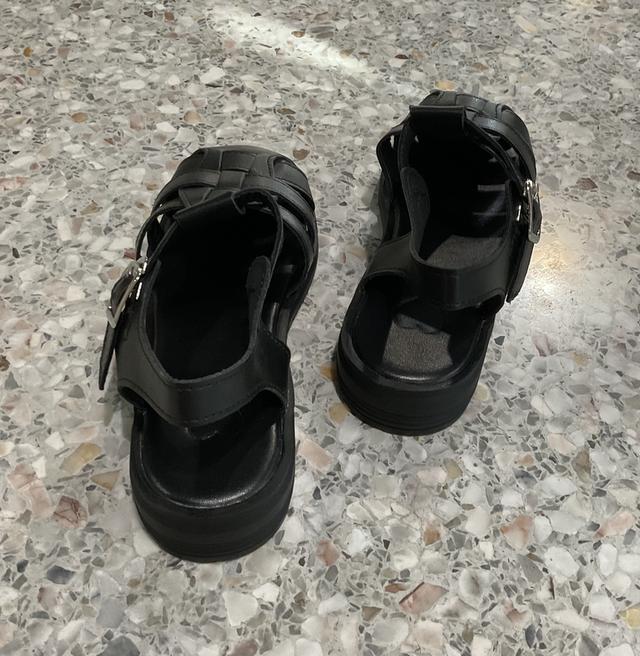 รองเท้ามือ2, รองเท้าแตะหนังรัดส้น รูปที่ 3